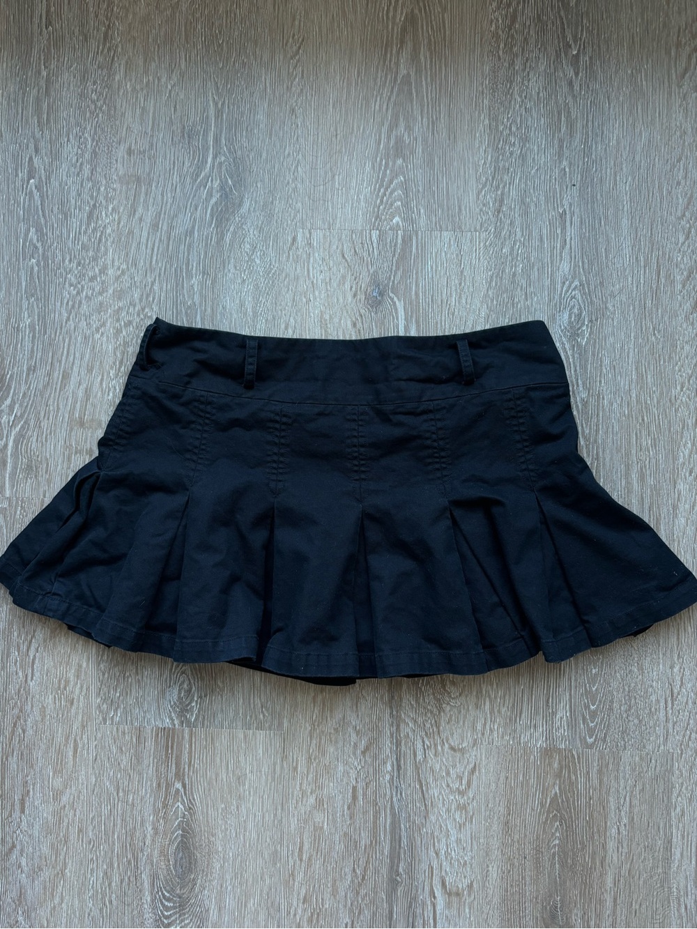 Brandy Melville - Black Pleated Mini Skirt